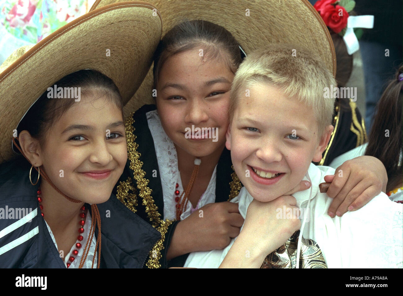Età bambini 12 indossando sombreros al Cinco de Mayo festival. St Paul Minnesota USA Foto Stock