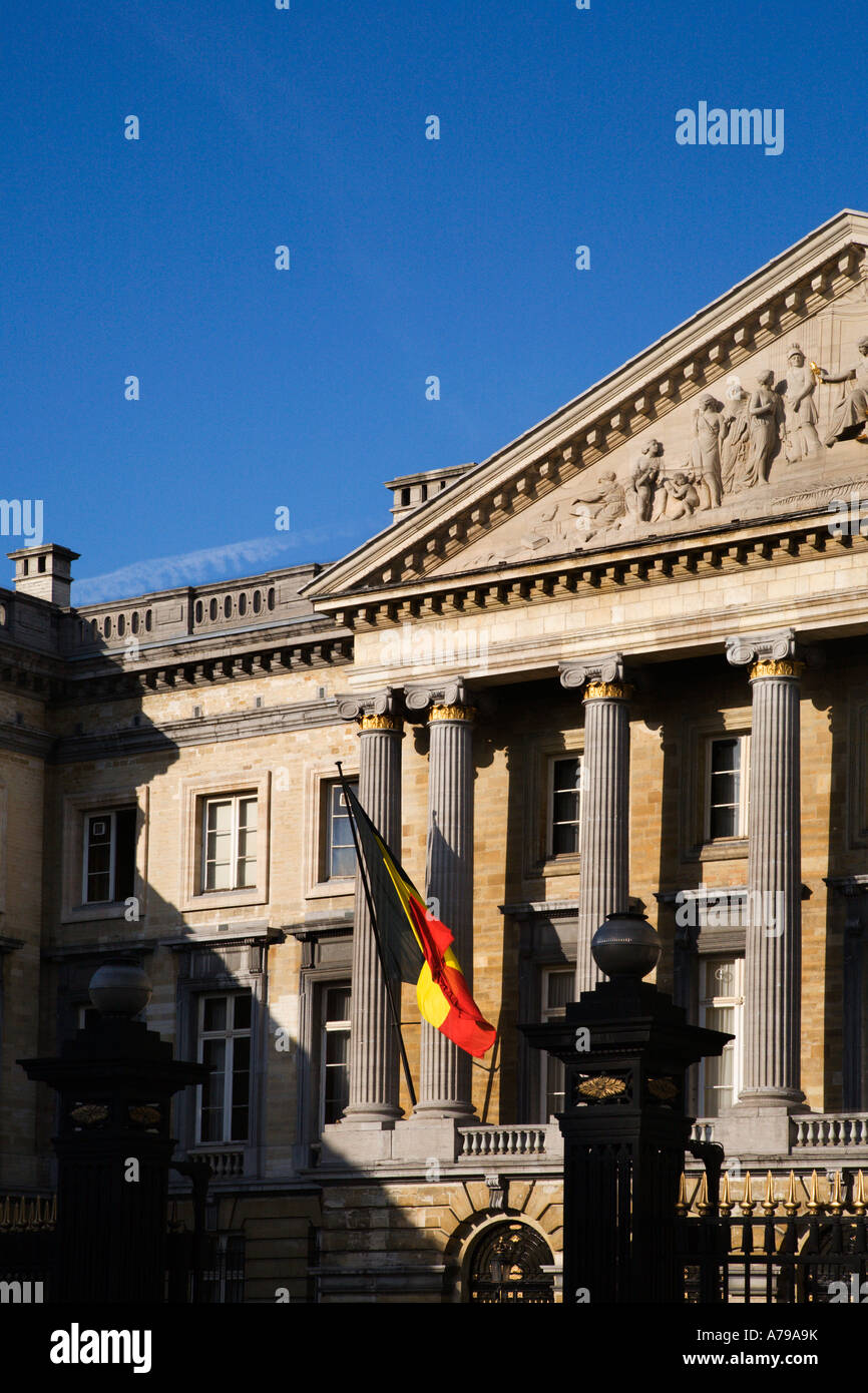 La Nazionale Belga battenti bandiera presso il Palais de la Nation Bruxelles Belgio Foto Stock