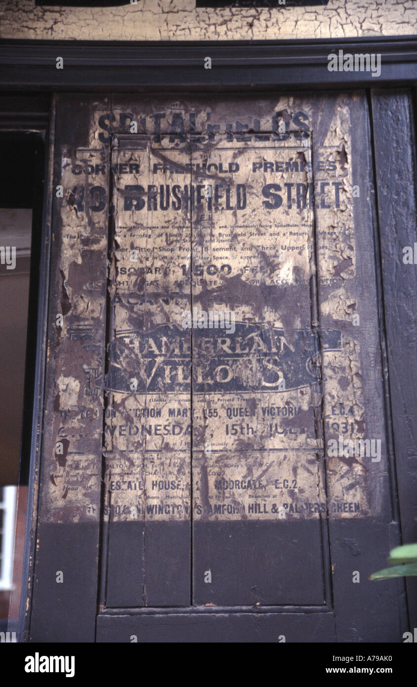 Vecchio 1930s ancora poster sulla parete storica in Spitalfields Market London Inghilterra England Foto Stock