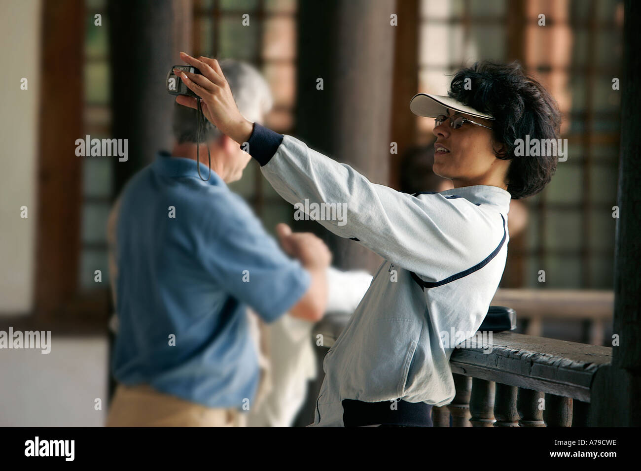 Ragazza caucasica possiede una fotocamera digitale per scattare una foto per se stessa vacanza attrazione turistica giocare gustare giornata soleggiata colore colore Foto Stock