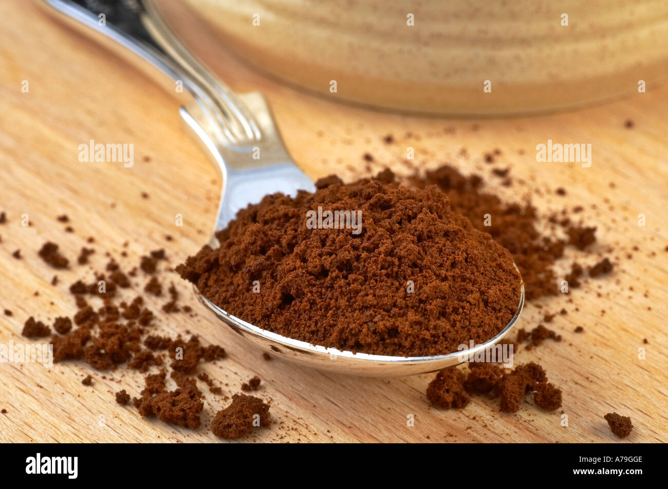 Un cucchiaino pieno di caffè solubile granulare Foto Stock