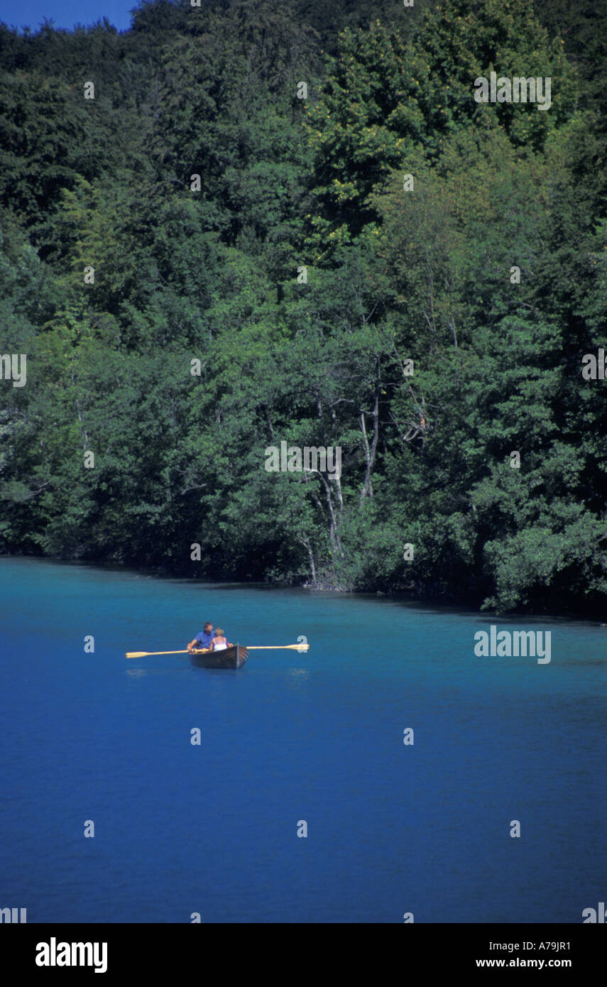 Canotto sulle acque color zaffiro di un lago di acqua dolce nel Parco Nazionale di Plitvice Croazia Foto Stock