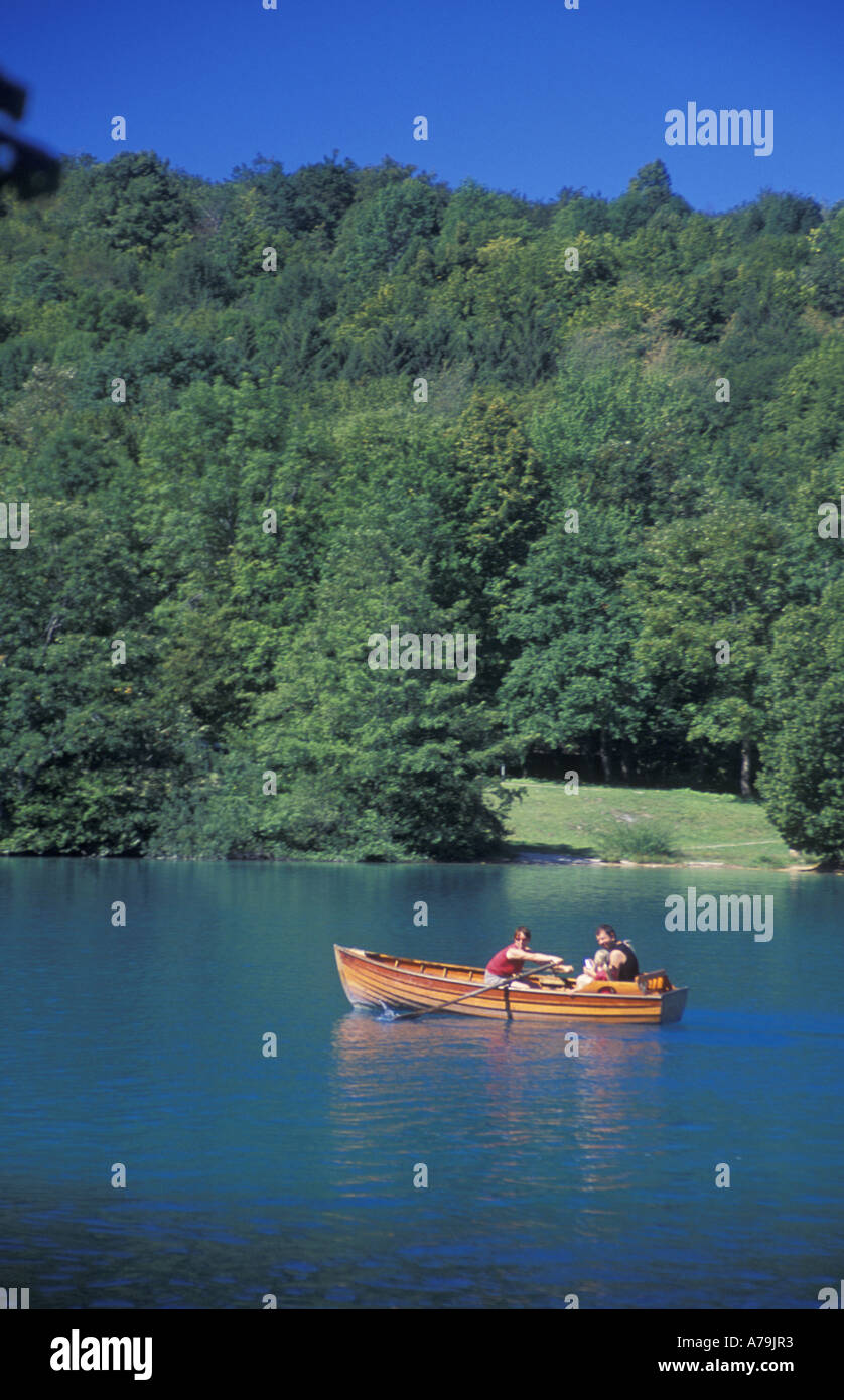 Famiglia in canotto sulle sponde di un lago in estate Foto Stock
