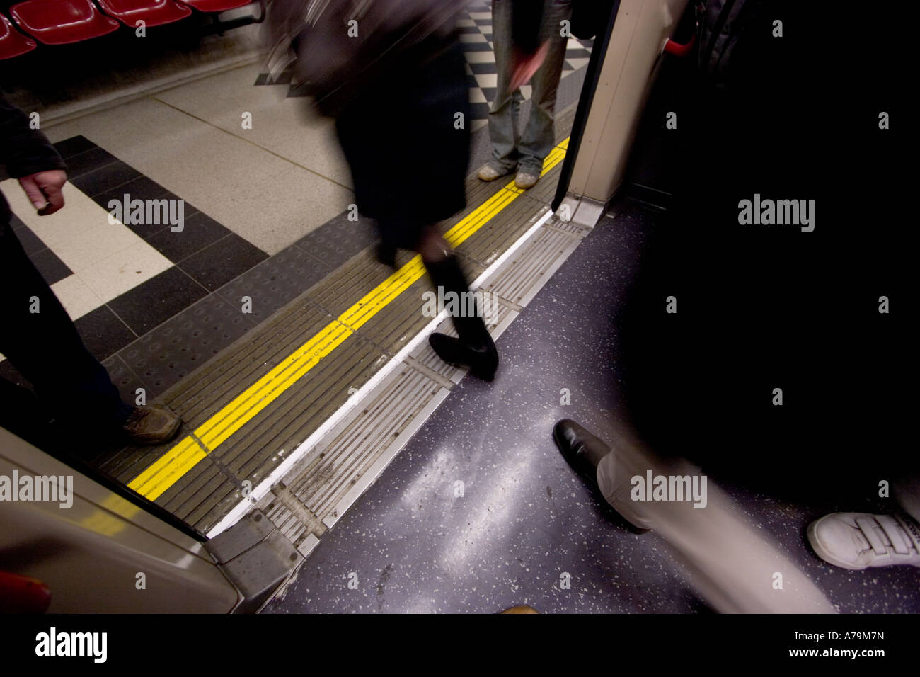 I passeggeri scendono lasciando il tubo sul treno Londra rete sotterranea Foto Stock