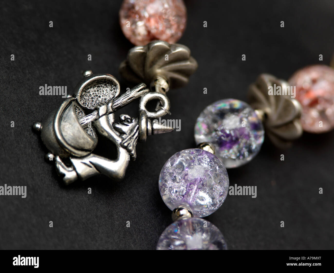 Strega & Calderone Charm & perline Foto Stock