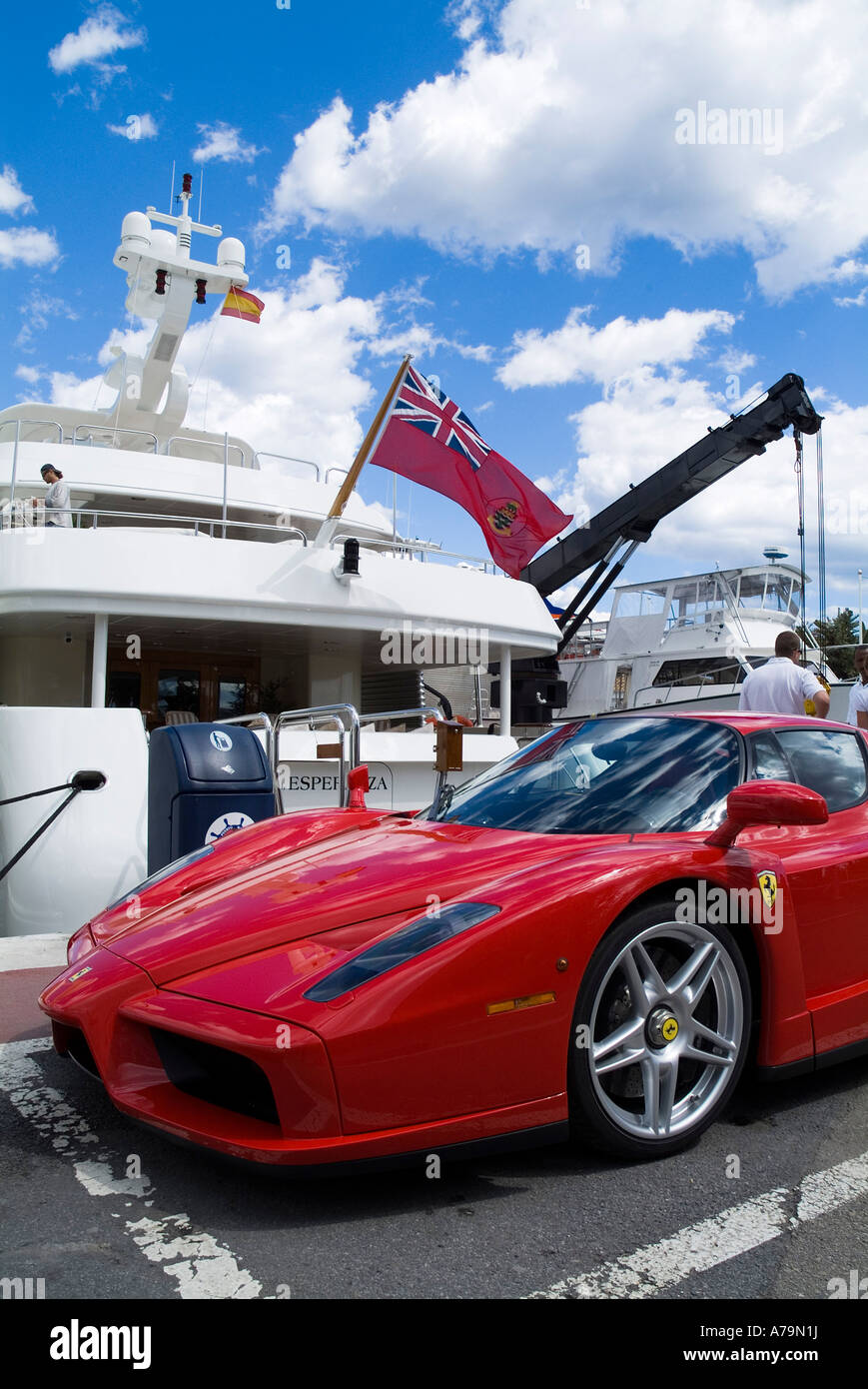 dh Harbour PUERTO BANUS SPAGNA Red Enzo Ferrari sportscar e yacht di lusso accanto al molo marina ad alte prestazioni auto sportive auto costose parcheggiate Foto Stock