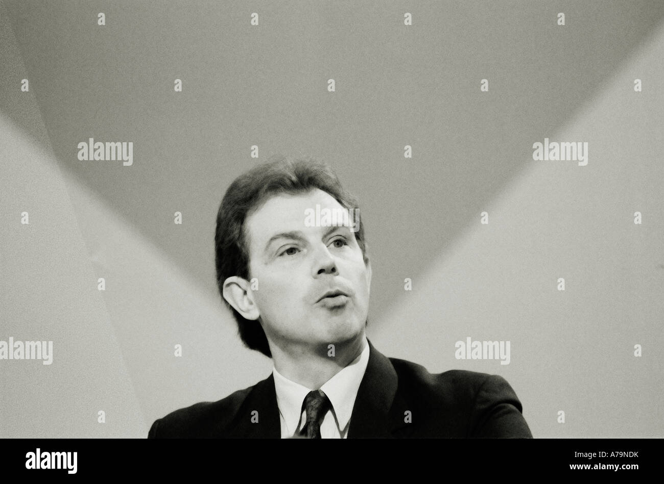 Un giovane Tony Blair parla alla conferenza del lavoro in Blackpool, 1992. Foto Stock
