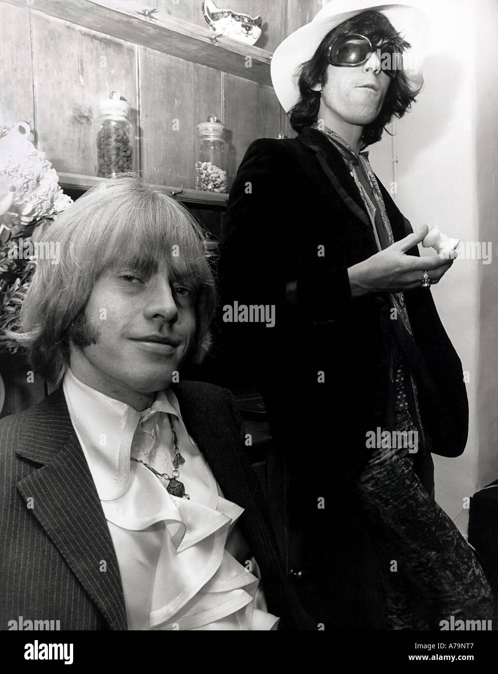ROLLING STONES Brian Jones a sinistra e Keith Richard nel maggio 1968 Foto Stock