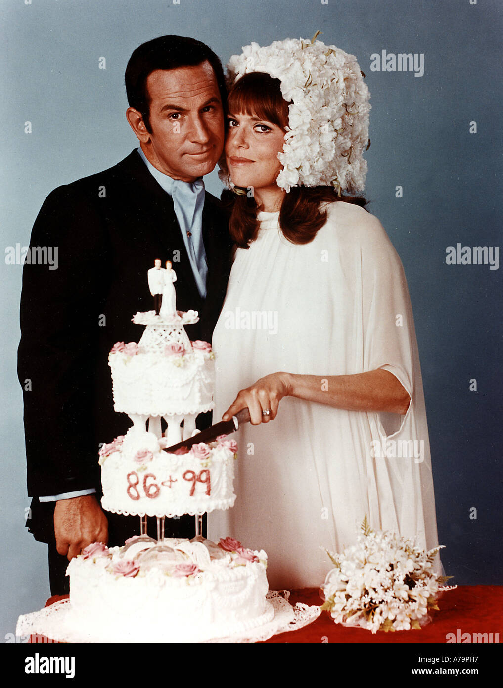 GET SMART 1965/70 NOI TV show con Don Adams come agente 86 / aka Maxwell Smart e Barbara Feldon come agente 99 Foto Stock