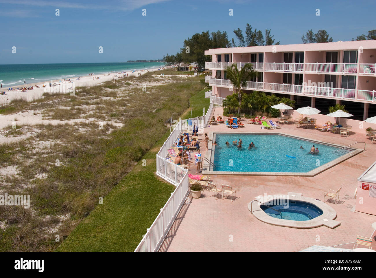 Vista della spiaggia dei condomini su Anna Maria Island Florida USA Foto Stock