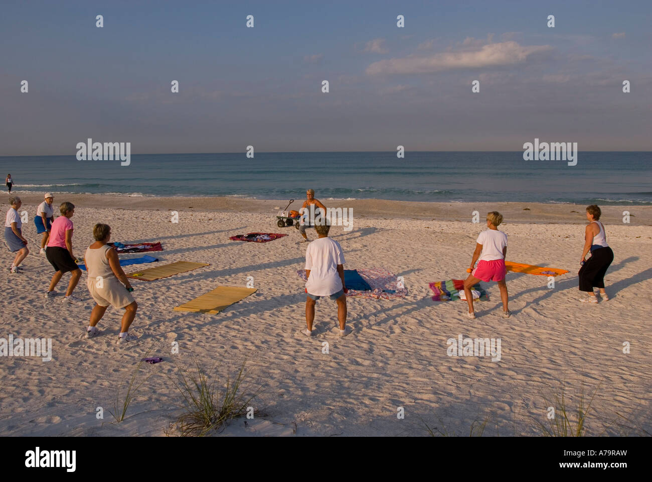 Classe di esercizio sulla spiaggia su Anna Maria Island Florida USA Foto Stock