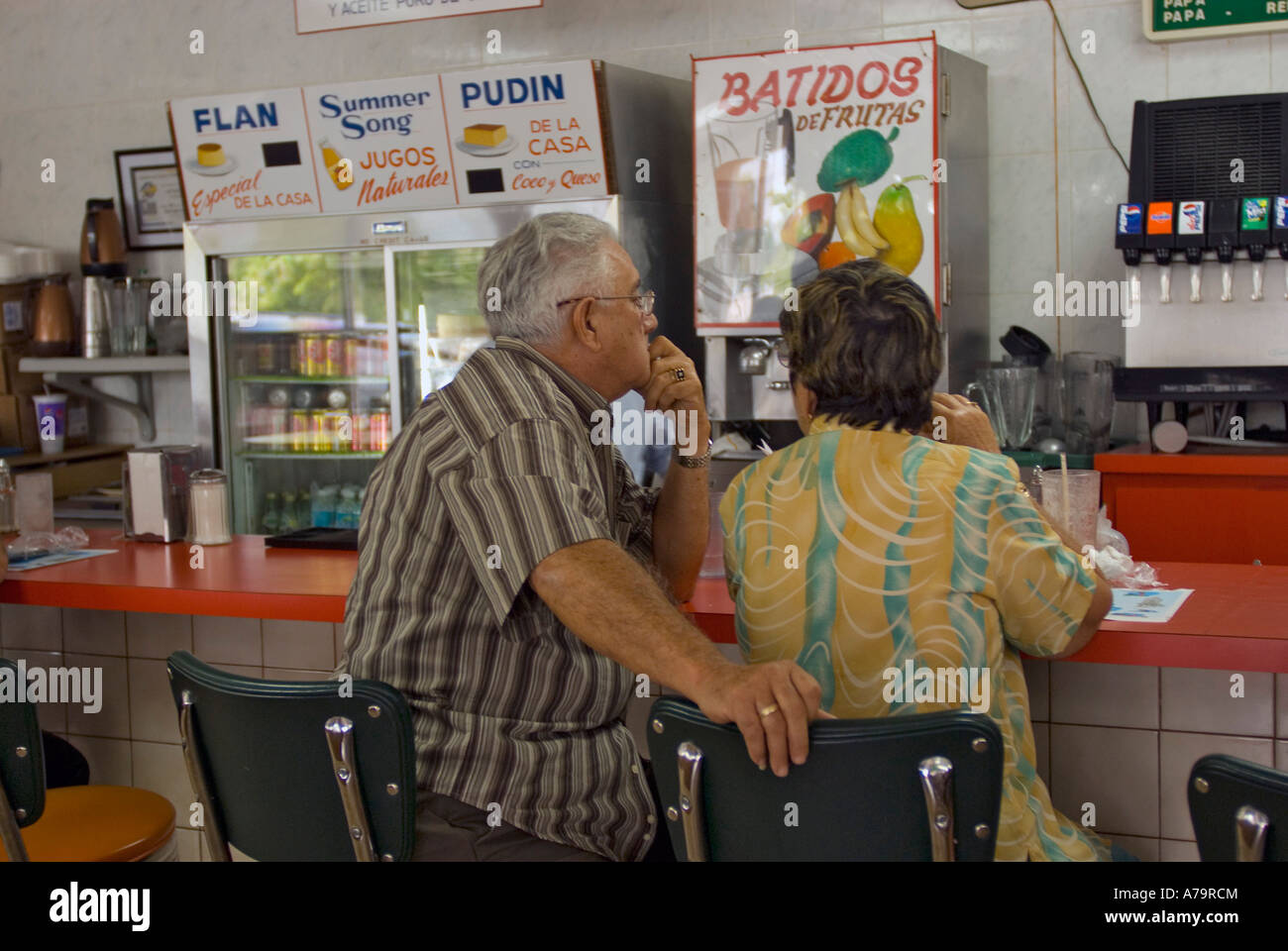 I clienti presso un ristorante cubano in Hialeah Florida USA Foto Stock