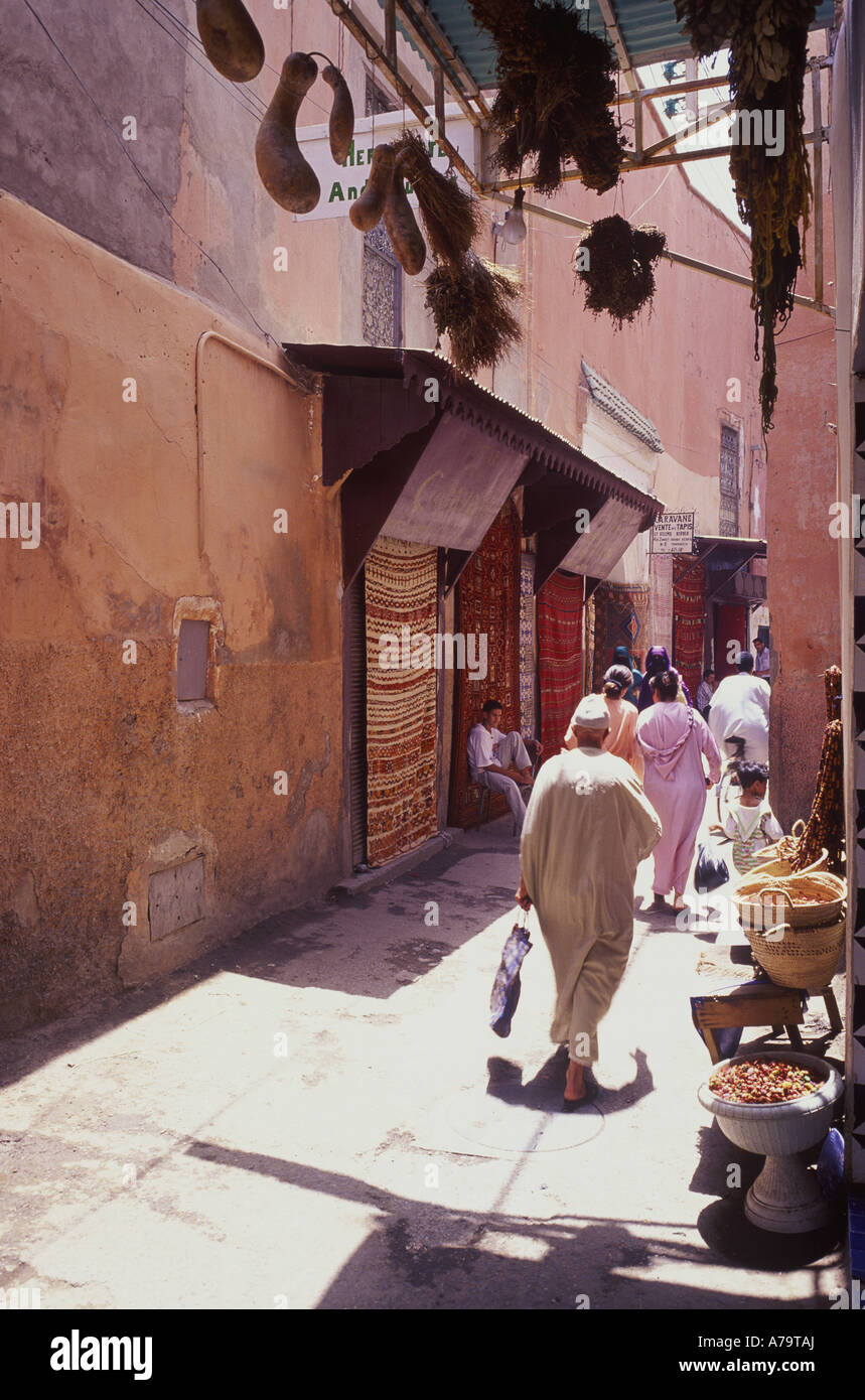 Scena di strada nel souk di Marrakech marocco Foto Stock