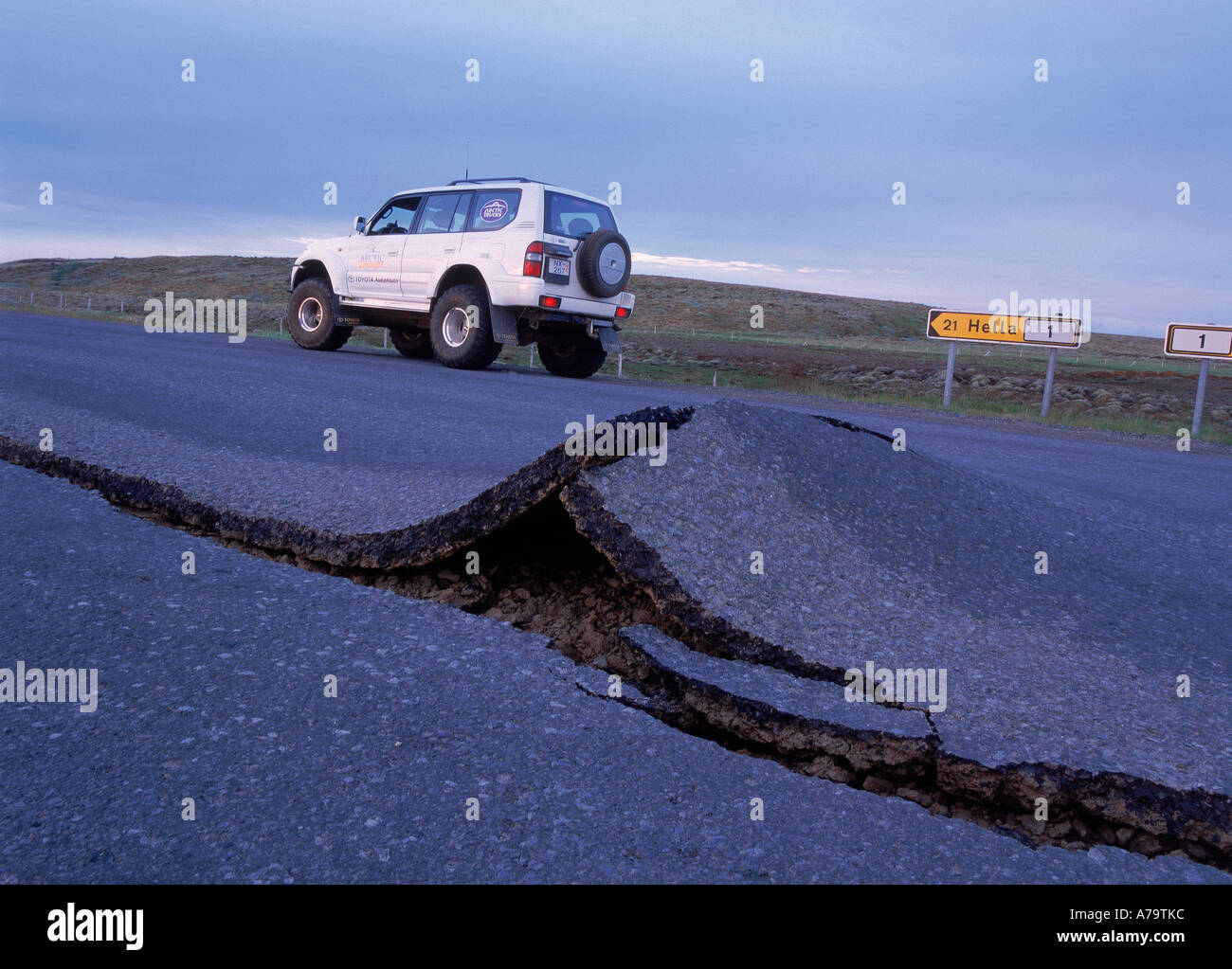 Incrinature su strada da terremoti, Islanda Foto Stock