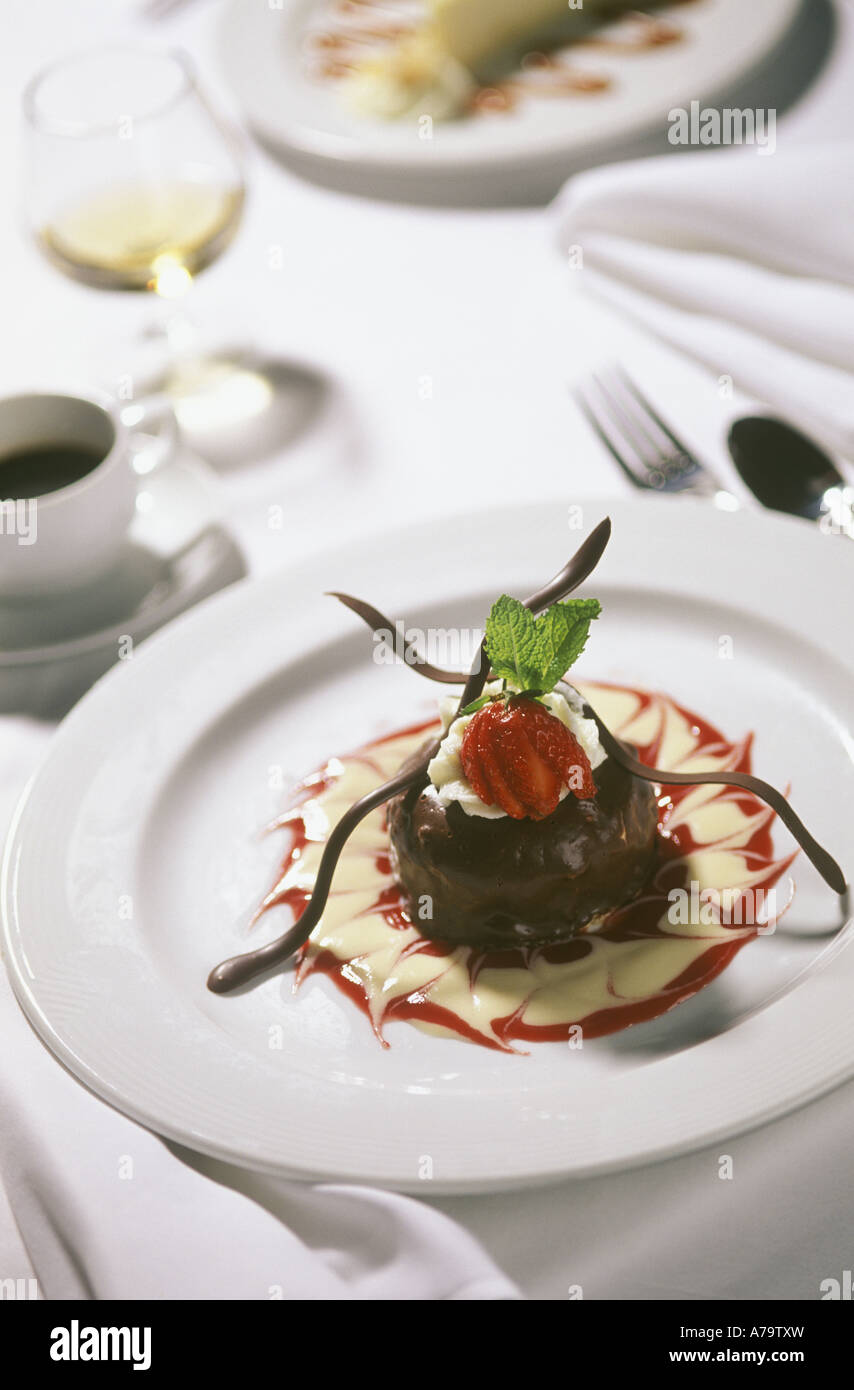 Dolce al cioccolato, un drink dopo cena e caffè espresso, completare il pasto perfetto. Foto Stock