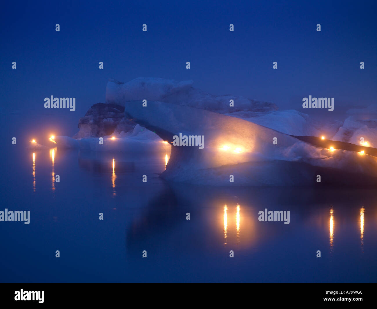 La luce di una candela su Iceberg, Jokulsarlon, Islanda Foto Stock