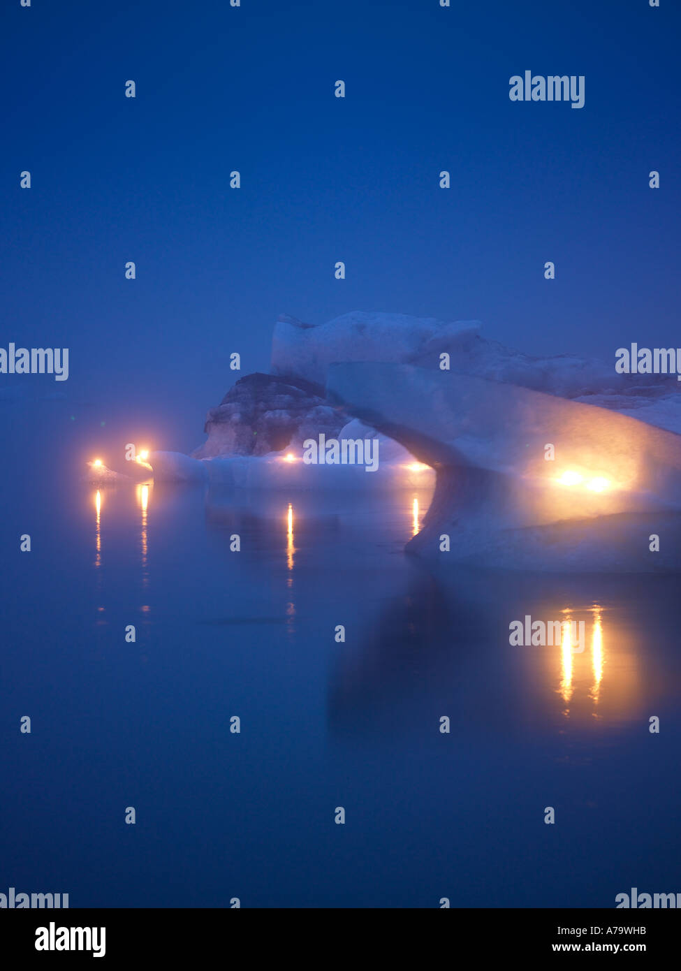 La luce di una candela su Iceberg, Jokulsarlon, Islanda Foto Stock