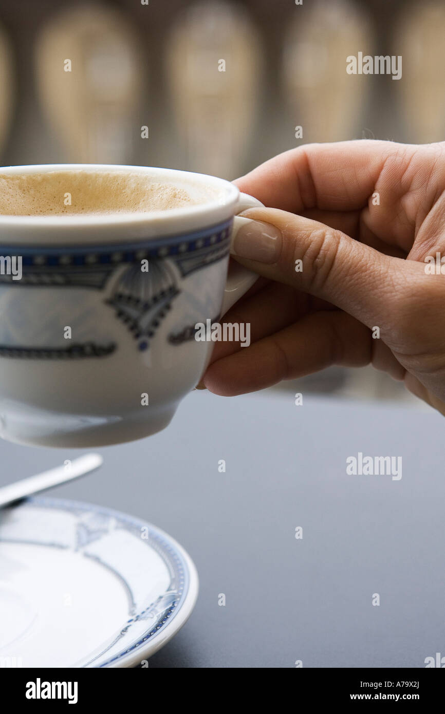 La donna nella sua mano e la tazza di caffè in Firenze Toscana Italia Ottobre 2006 Foto Stock
