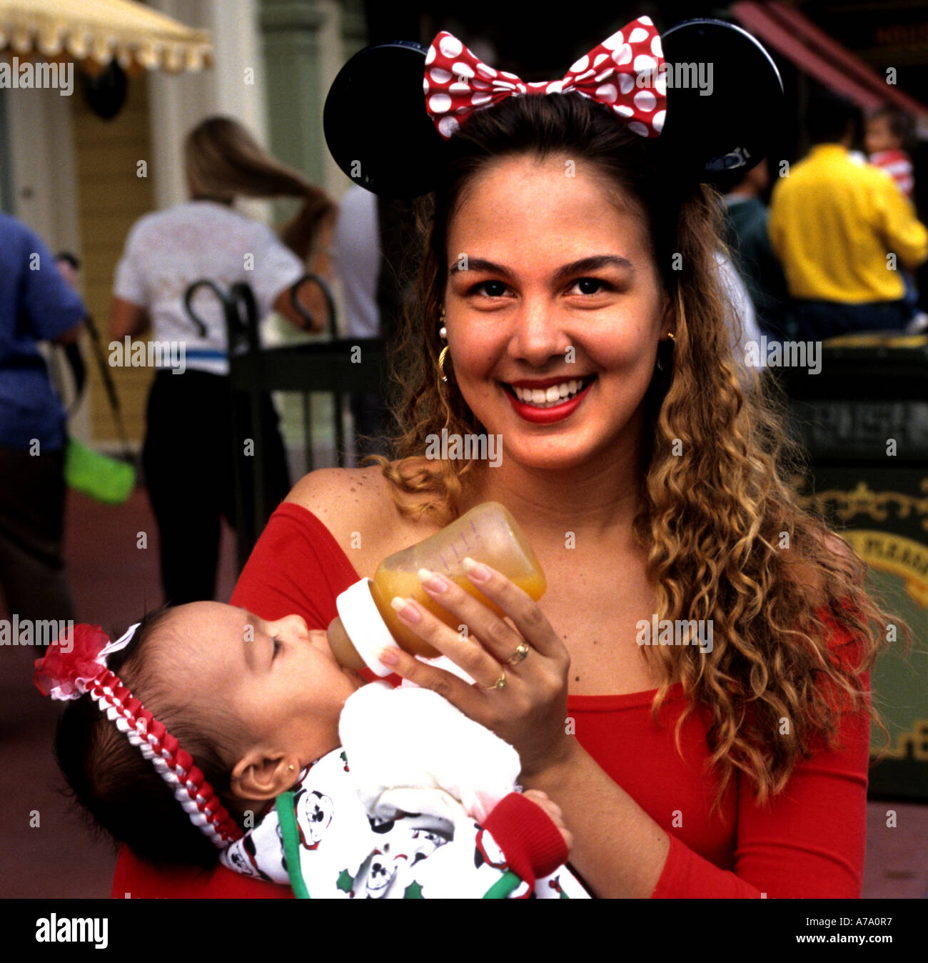 Madre con biberon di latte e alimenti Orlando Stati Uniti Usa Florida Disney World Foto Stock