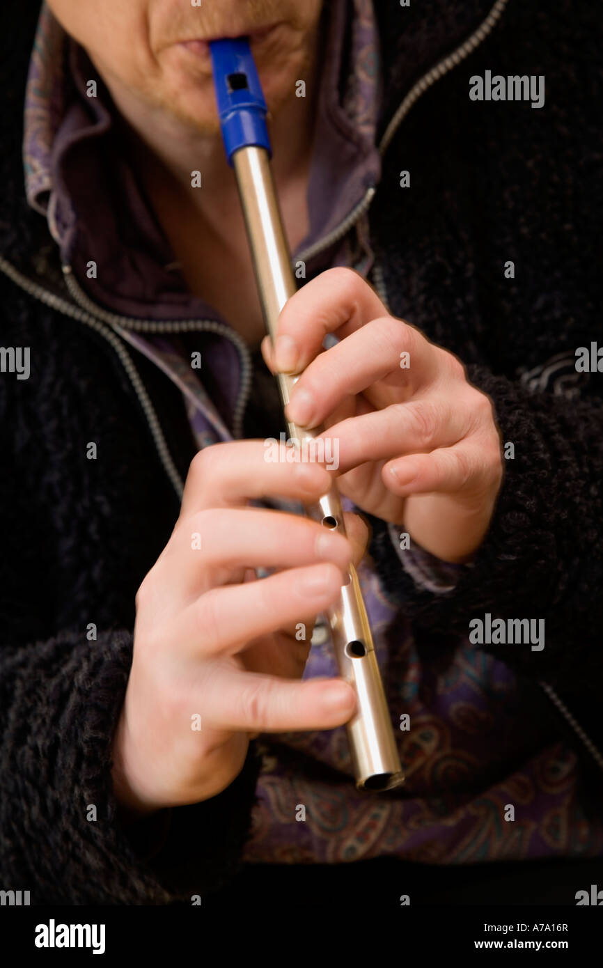 Un Flauto Tin Whistle riprodotto Foto Stock