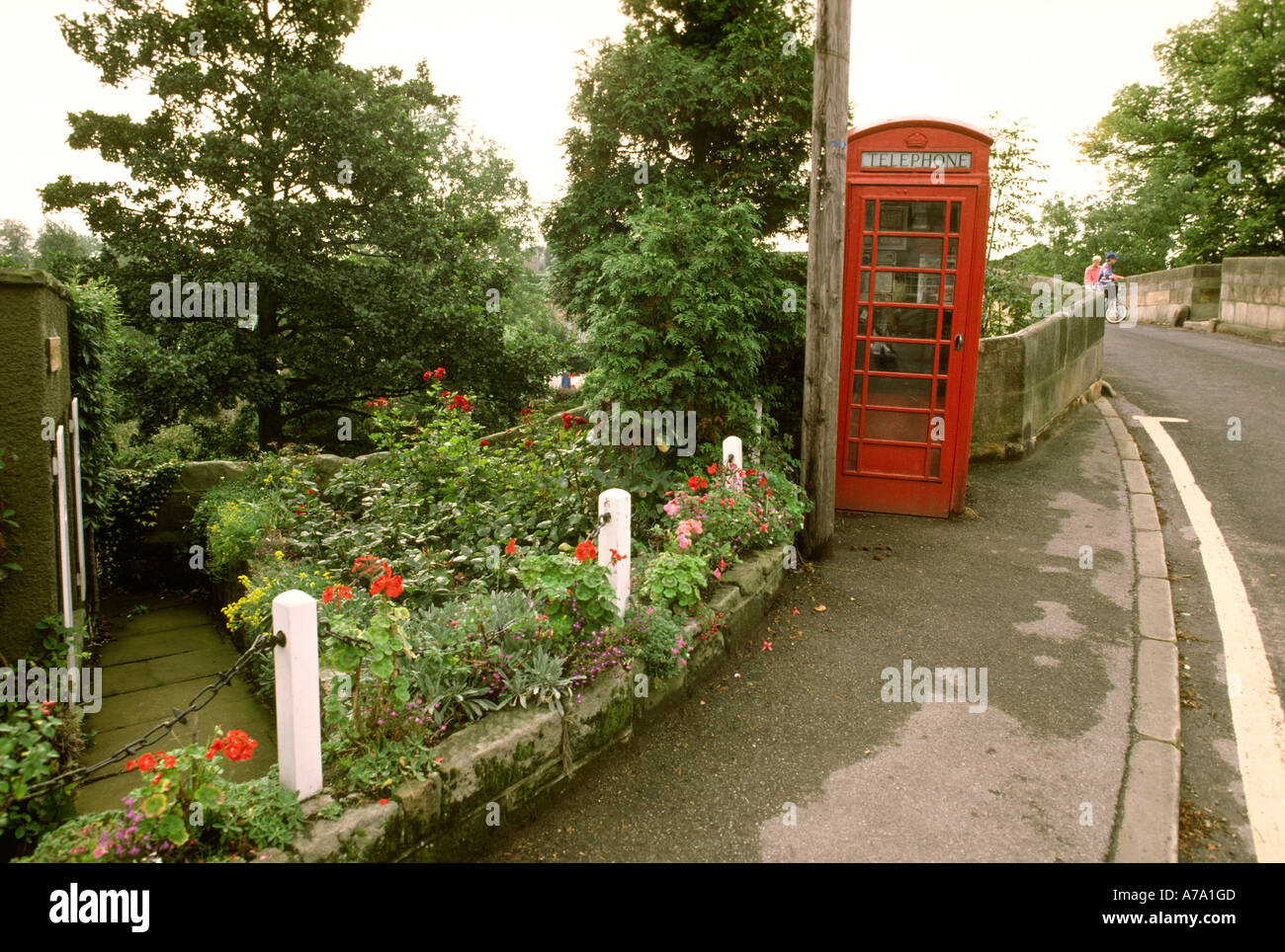 Derbyshire Baslow K6 casella Telefono dal ponte sul fiume Derwent Foto Stock