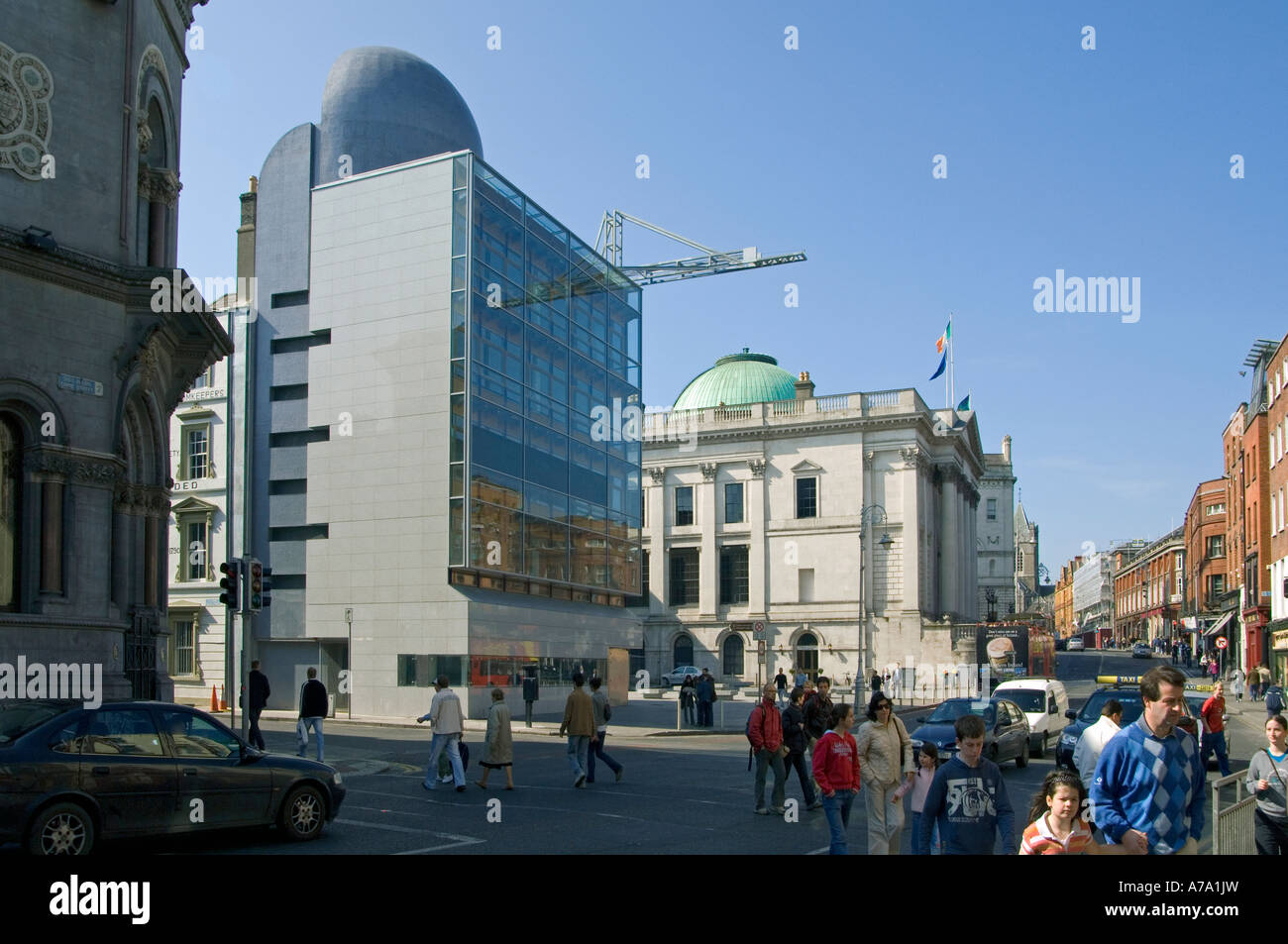 Un moderno edificio terminato nel 2006 eretto su Dame Street, Dublin, accanto al vecchio stile neo-classico della City Hall Foto Stock