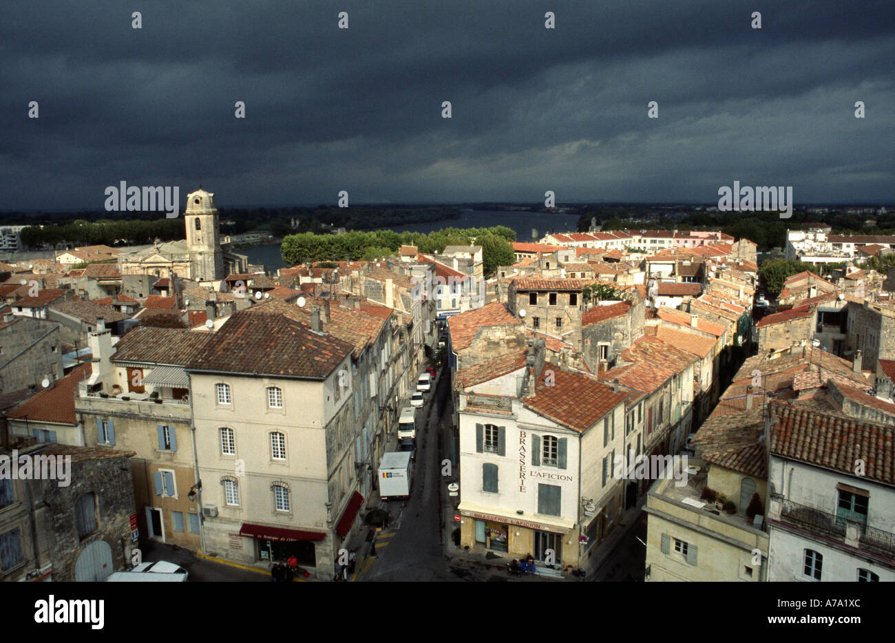 Pubblicità Photo Shoot - Arles sotto le nuvole di tuono Foto Stock