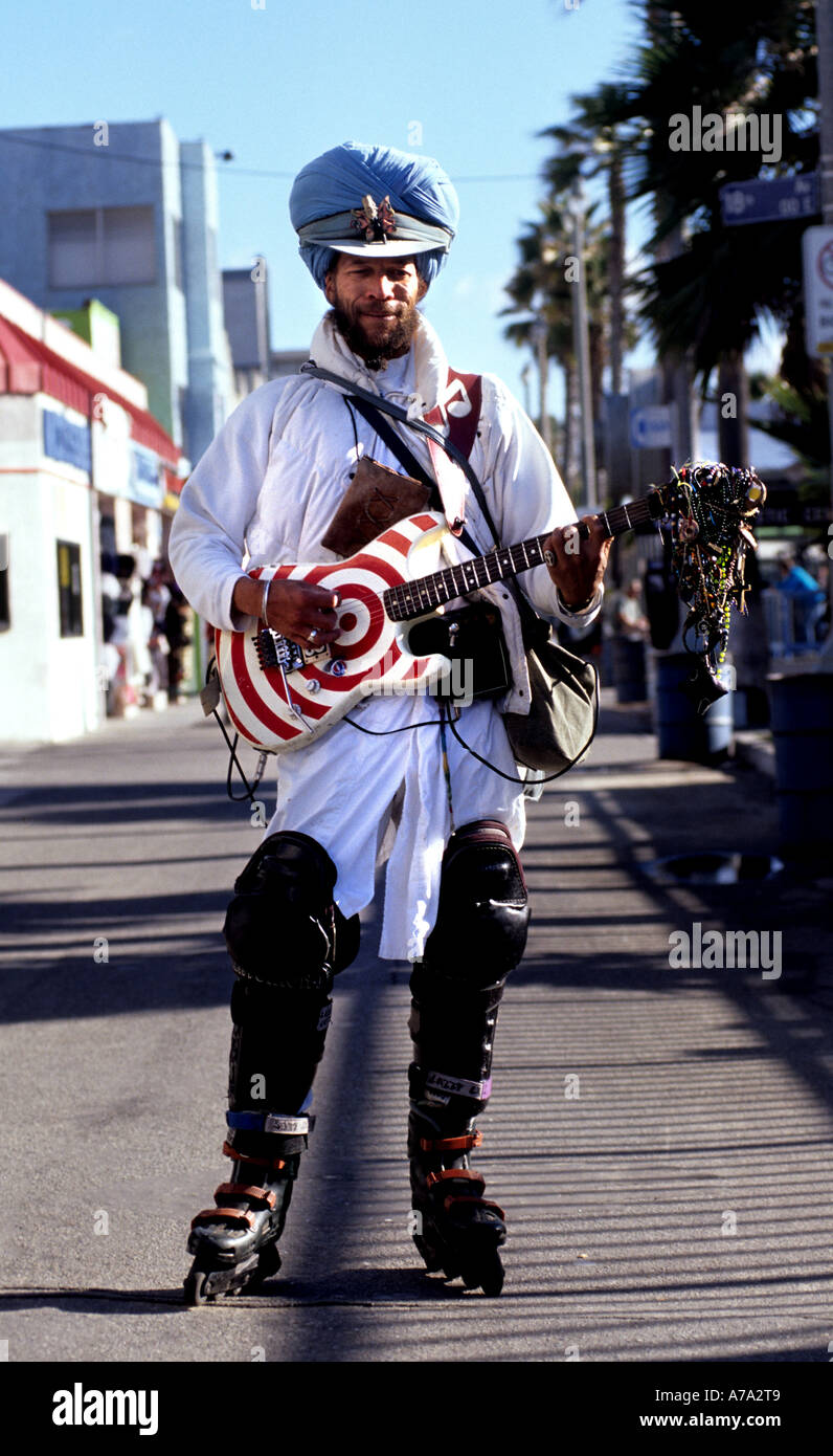 L'uomo guitar pattinaggio musicista musica bandsman Venice Beach Foto Stock