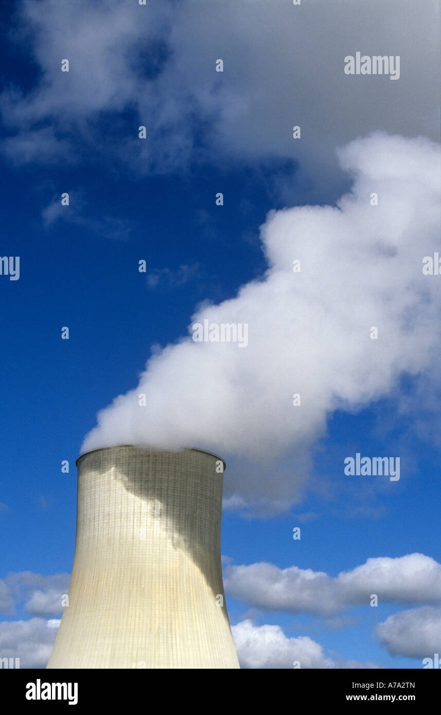 Torre di raffreddamento su una centrale nucleare in Francia Foto Stock