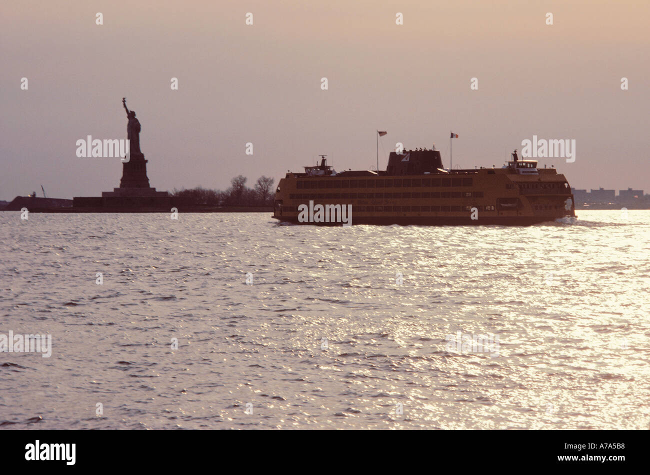 La Statua della Libertà e Staten Island Ferry New York Foto Stock