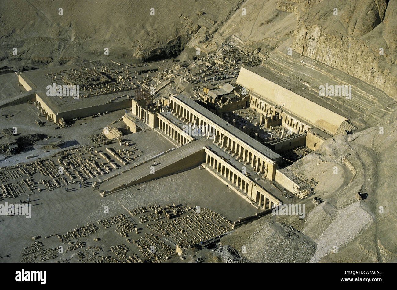 Tempio di Deir el-Bahri memorial per faraonico regina Hatshepsut regione di Tebe occidentale egitto Foto Stock