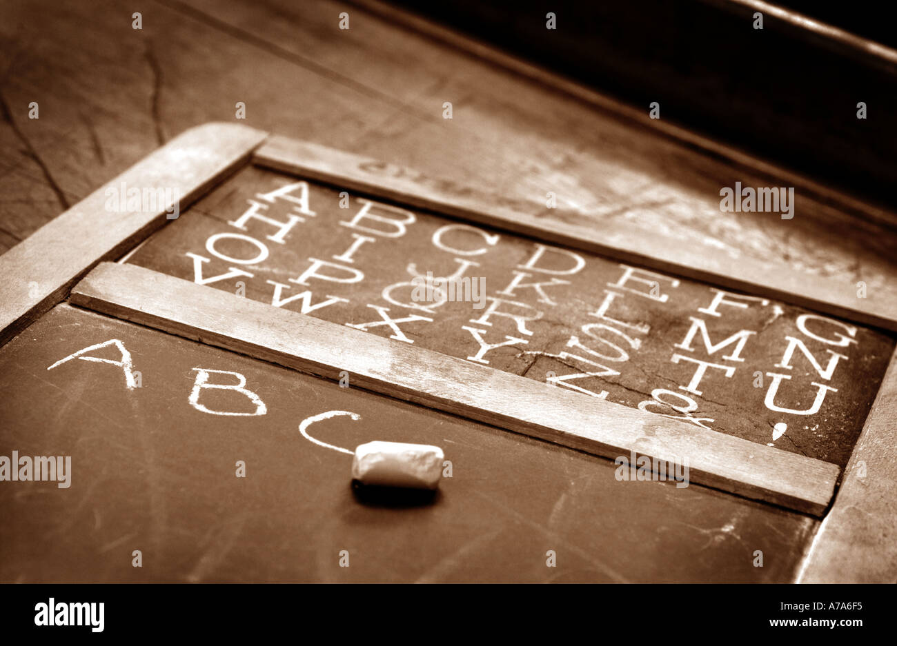 Antica scuola lavagna con ABC s scritto su di esso Foto Stock