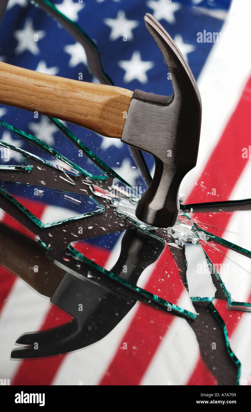 Bandiera americana riflessa sulla rottura di un pezzo di vetro con un martello Foto Stock
