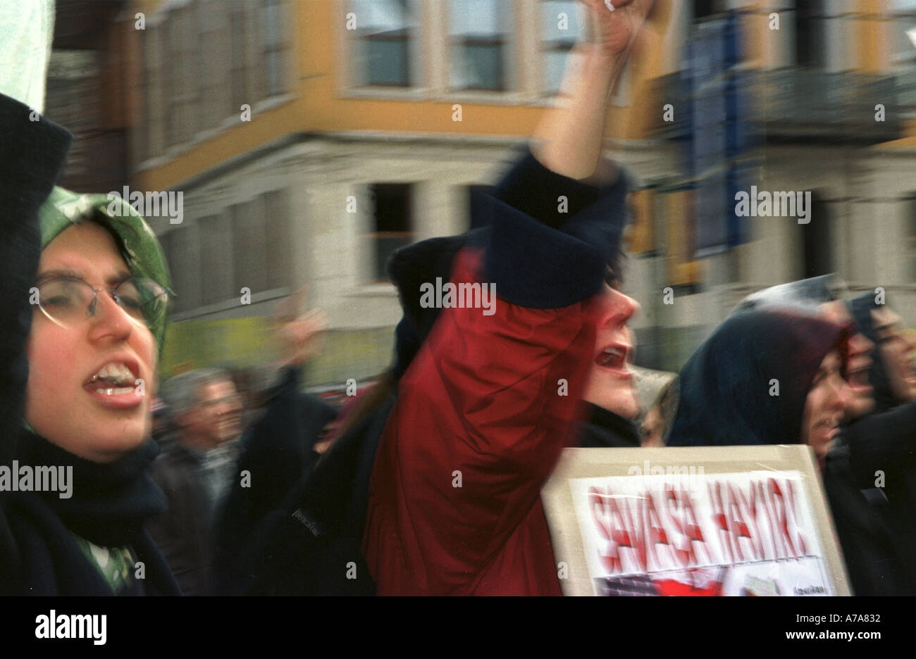 Istanbul TURCHIA donne protesta durante una guerra anti dimostrazione in Istanbul s Beyazit square nel febbraio 2003 Foto Stock