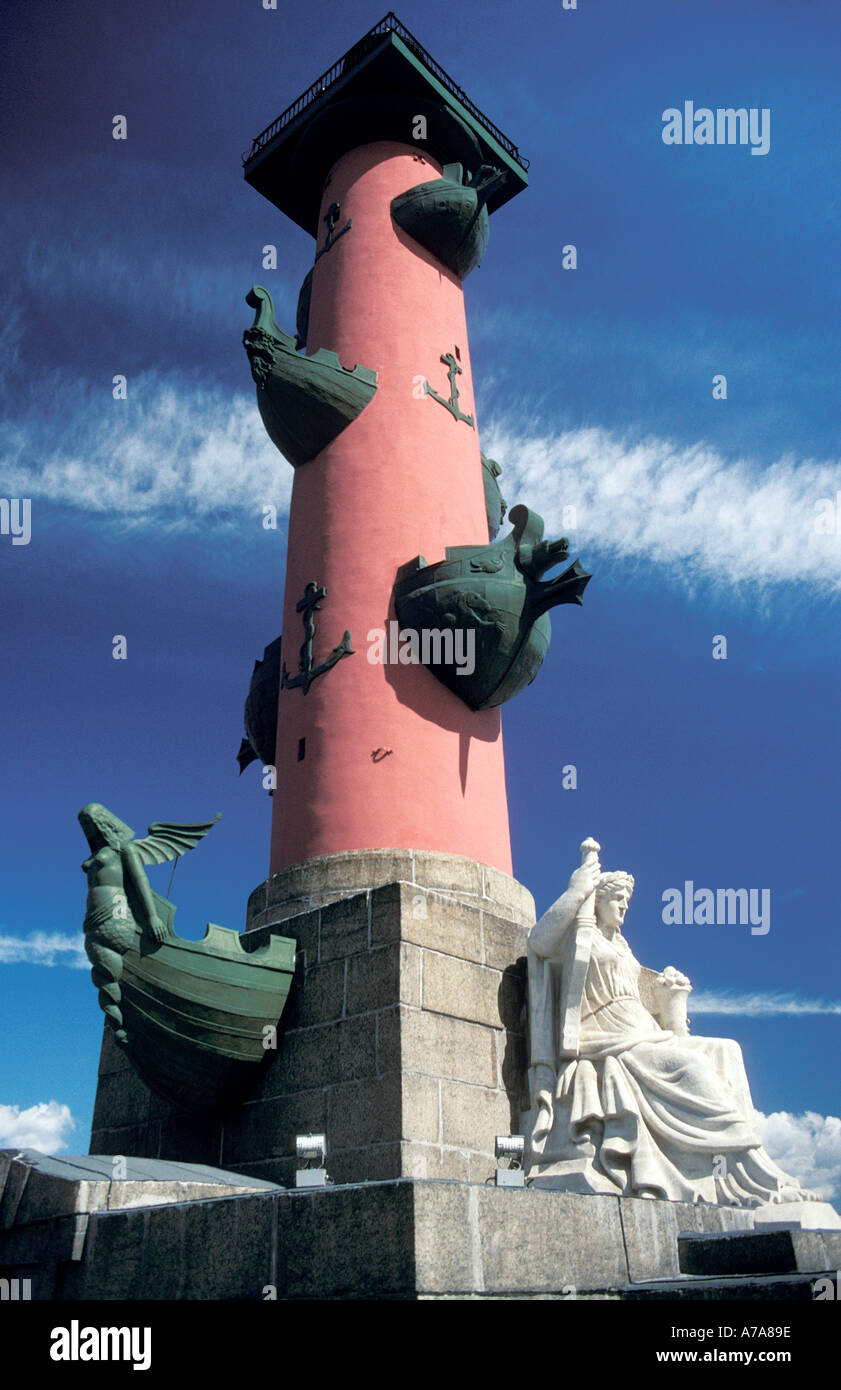 Una delle due colonne rostrale sull isola Vasilevsky San Pietroburgo Foto Stock