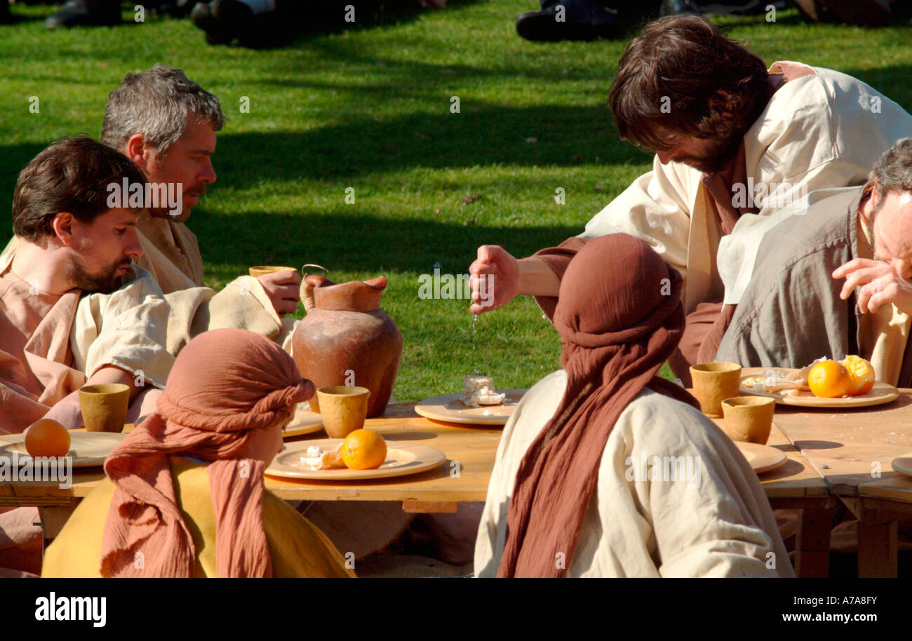 Perché Gesù Lava I Piedi Agli Apostoli Gesù lava i piedi ai discepoli immagini e fotografie stock ad alta