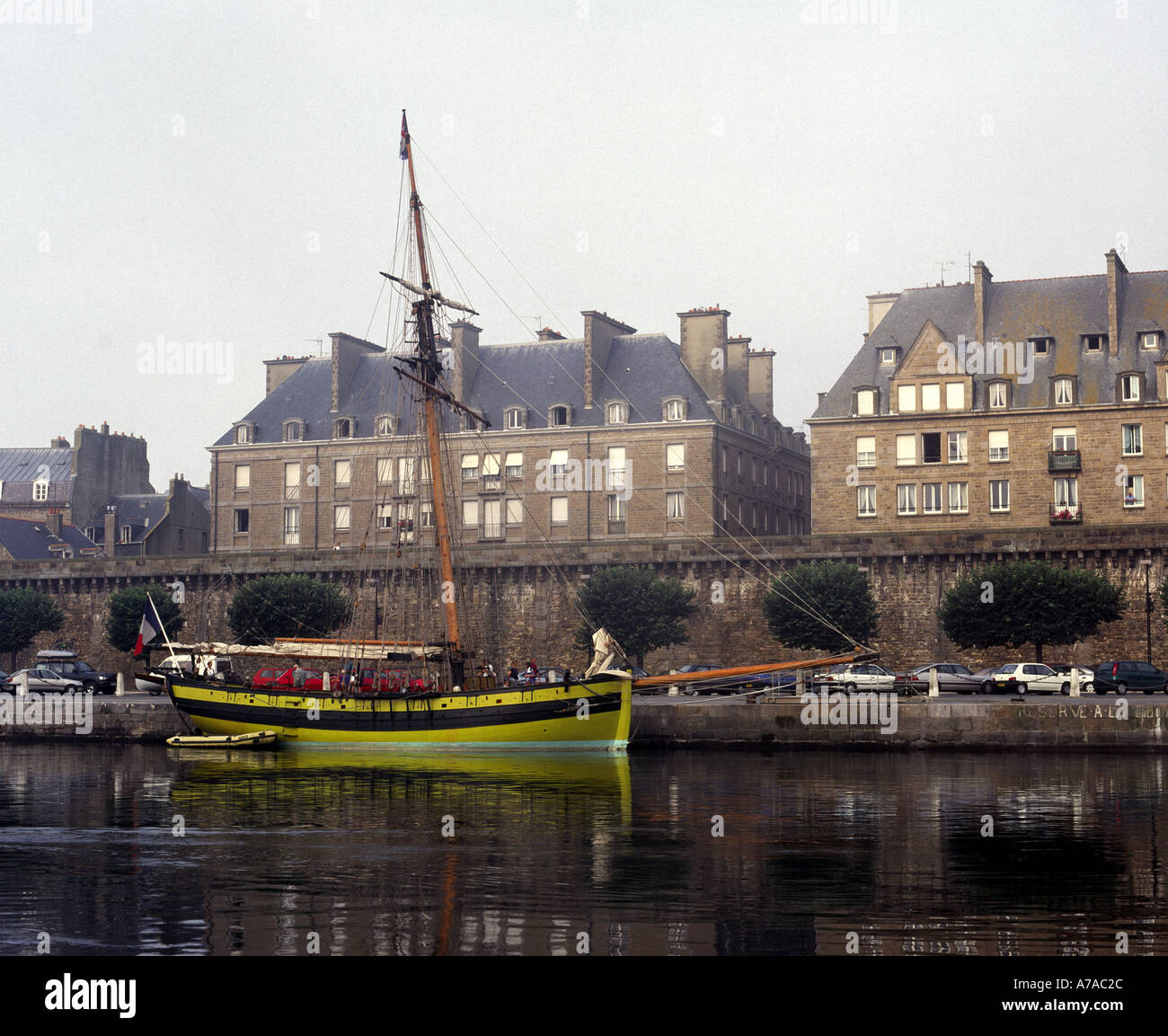 Camera Classic singola masted square rigger in barca Saint Malo Bretagna Francia Europa Foto Stock