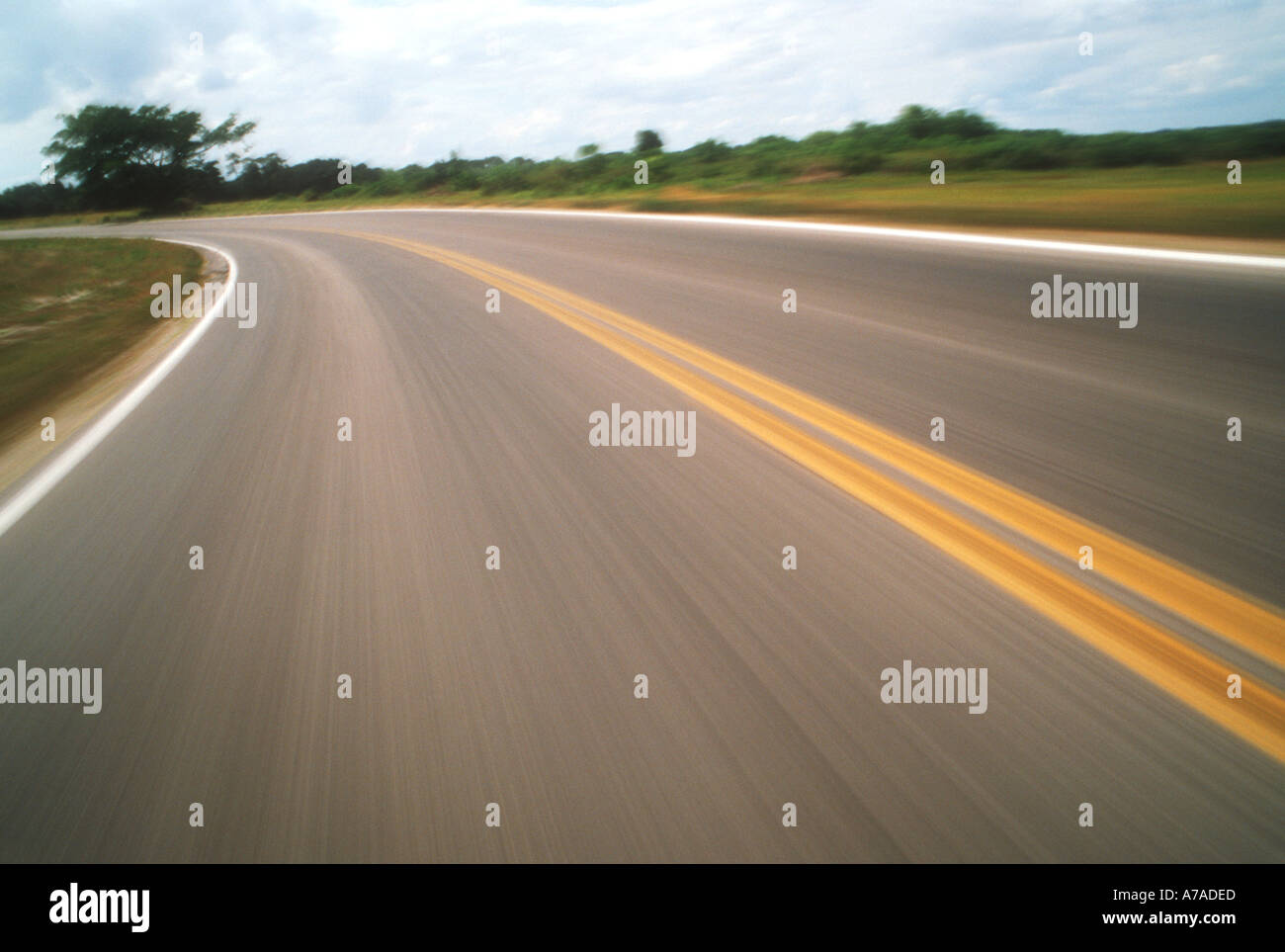 Strada con curve con linee gialle nella Florida Centrale abstract Foto Stock