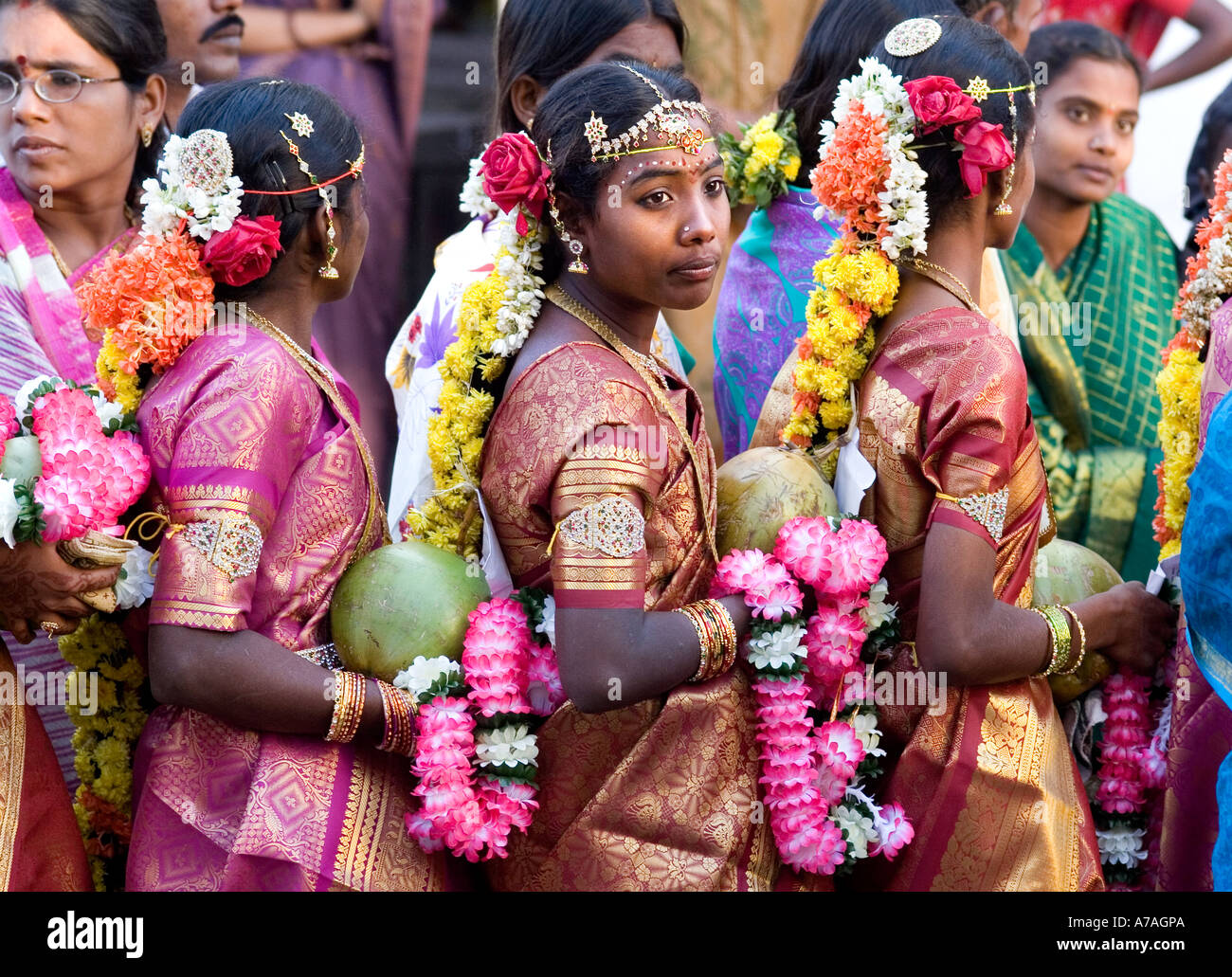 Giovani indiani brides andando a una massa matrimonio cerimonia. Puttaparthi, Andhra Pradesh, India Foto Stock