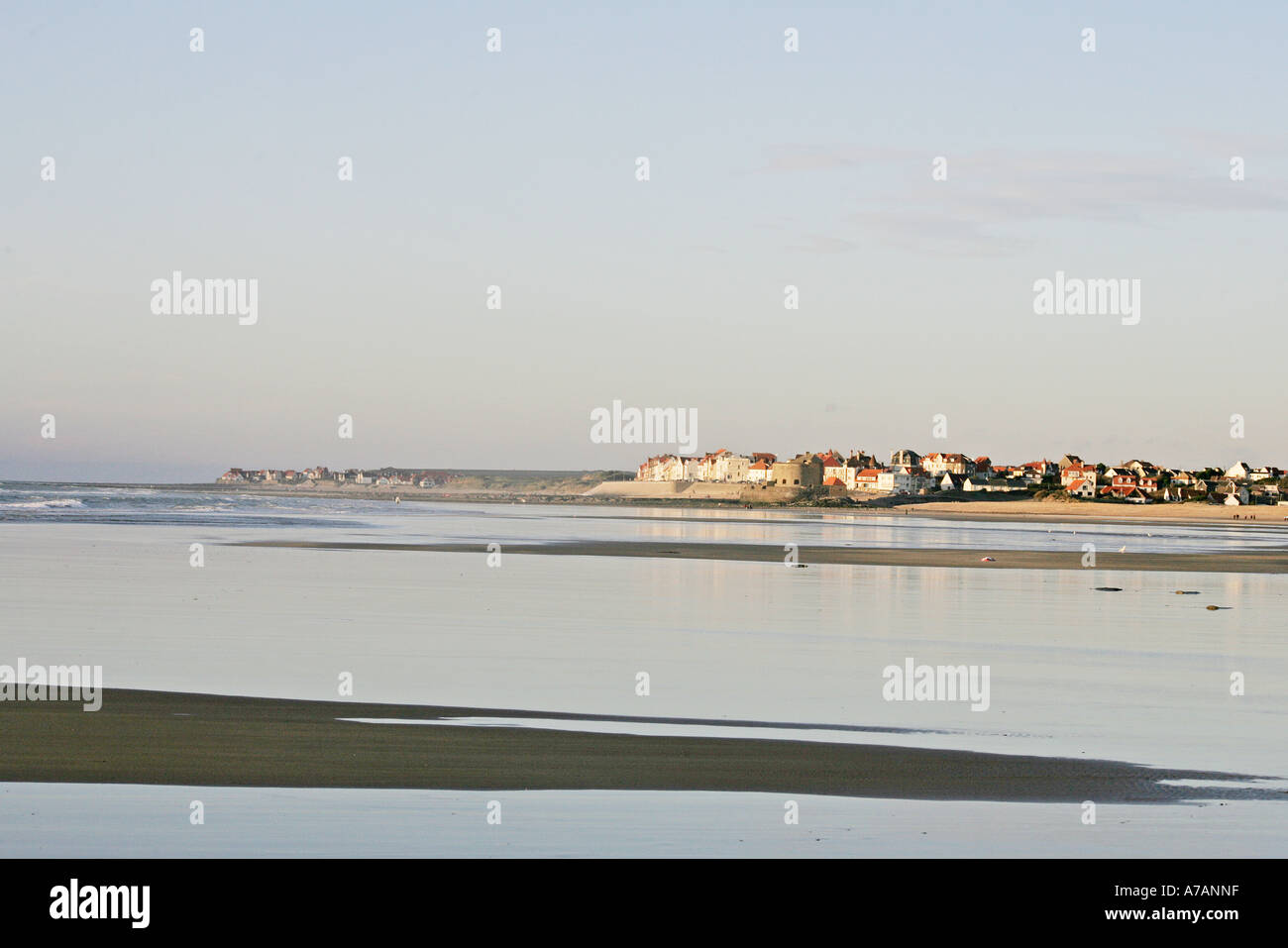 Spiaggia con VILLAGE Foto Stock