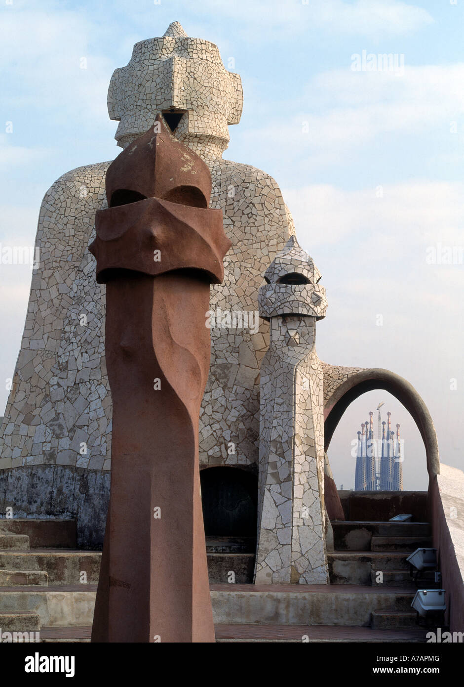 Casa Milá o La Pedrera di Antonio Gaudí con la Sagrada Familia oltre a Barcellona Foto Stock