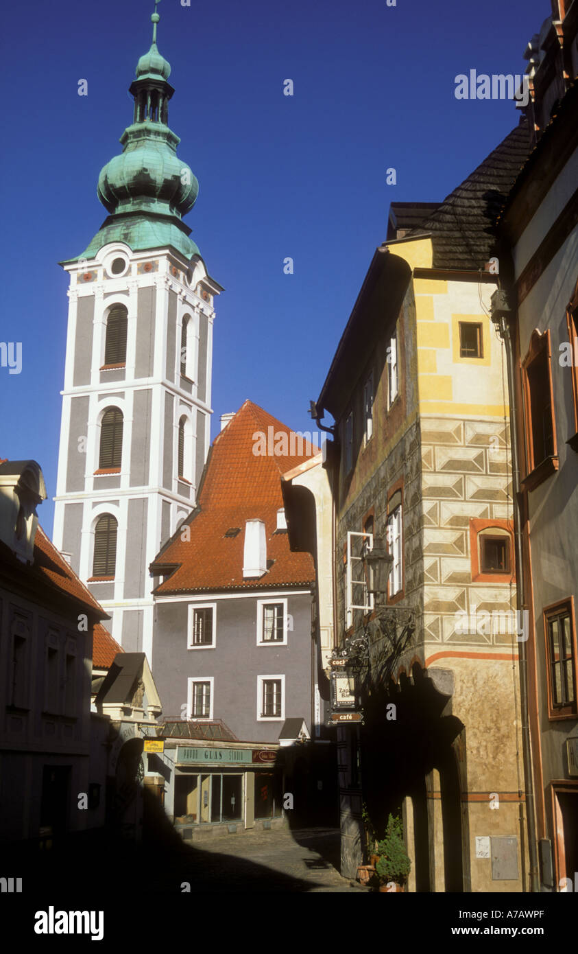 Città medievale di Cesky Krumlov Krumau Street con chiesa torre Bohemia Repubblica Ceca Foto Stock