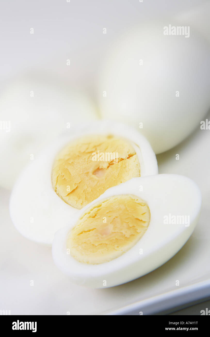 Uova sode a fette su una piastra hi immagine chiave Foto Stock