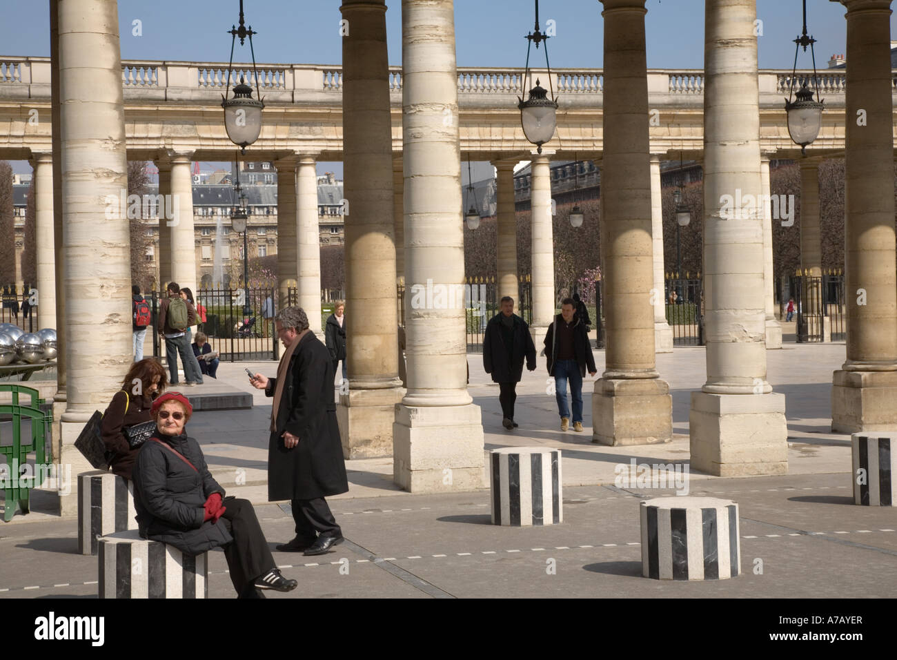 Jardin du Palais Royal compreso il bianco e nero delle colonne di Daniel Buren e la galleria di Orleans Parigi Francia Foto Stock