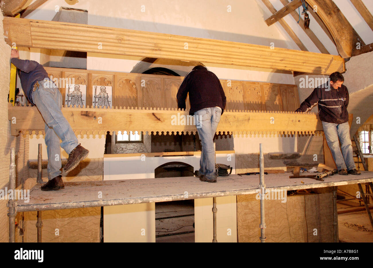 Gli artigiani installazione Rood Loft a St Teilos Chiesa essendo ricostruito al Museo di Storia Nazionale St Fagans Cardiff South Wales UK Foto Stock