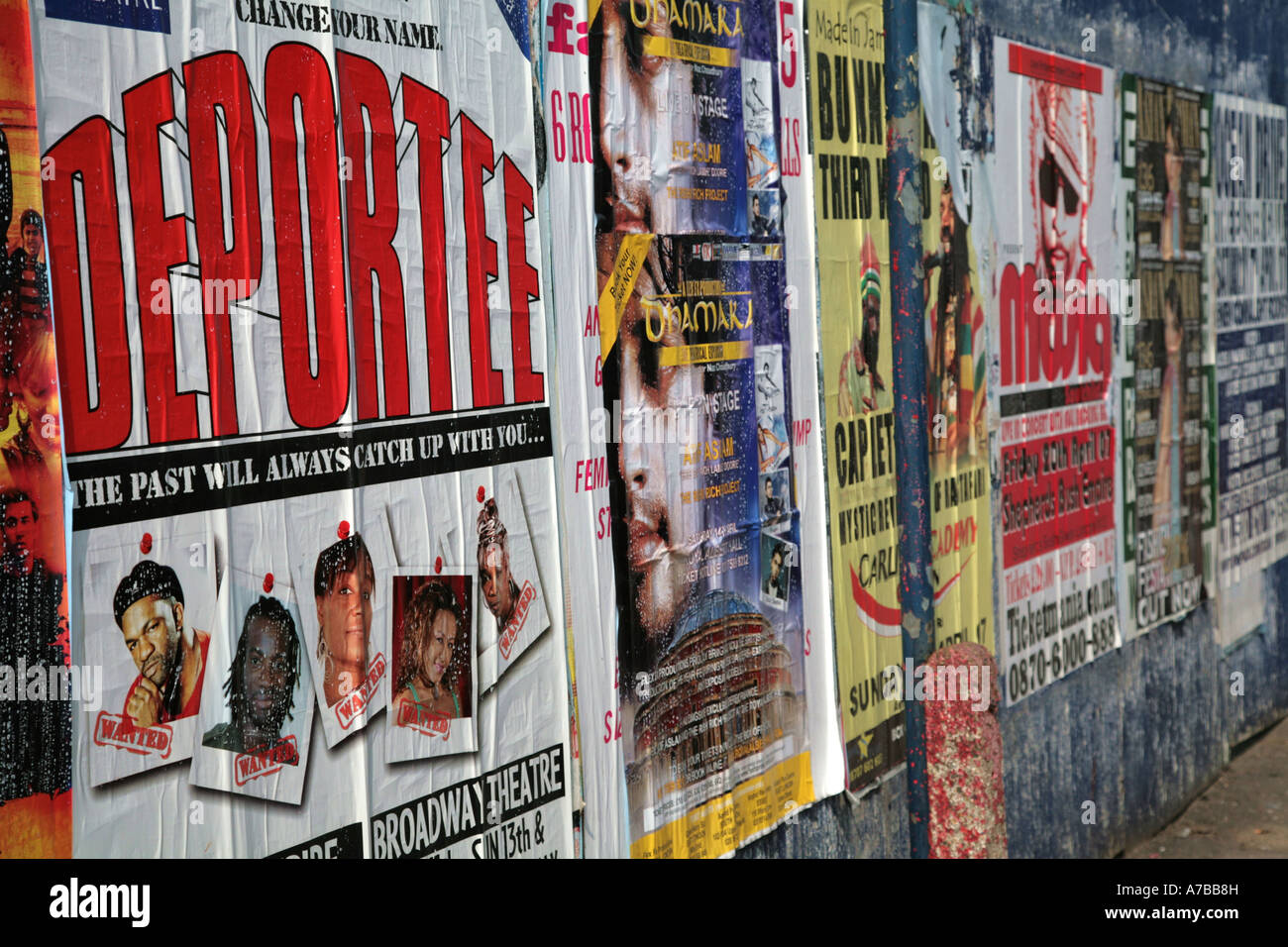 Fly manifesti in British comunità asiatica Foto Stock