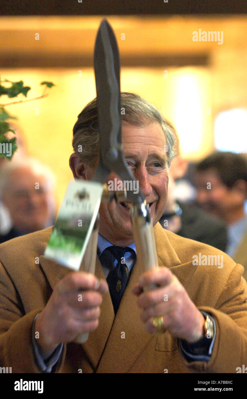 Il principe Charles tenendo un paio di forbici da giardino Foto Stock
