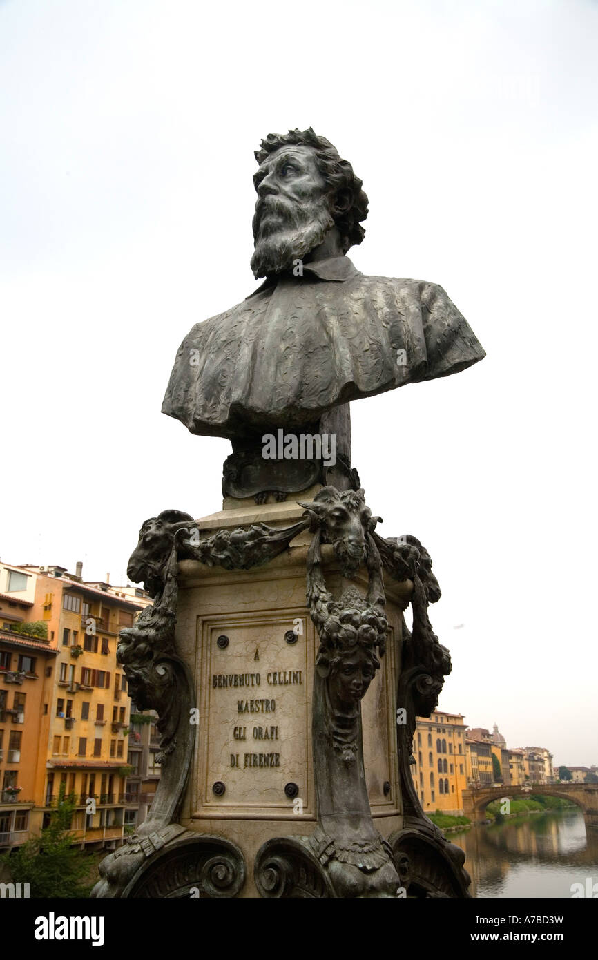 Statua del compositore Benvenuto Cellini grazie di Ponte Vecchio a Firenze Italia Foto Stock