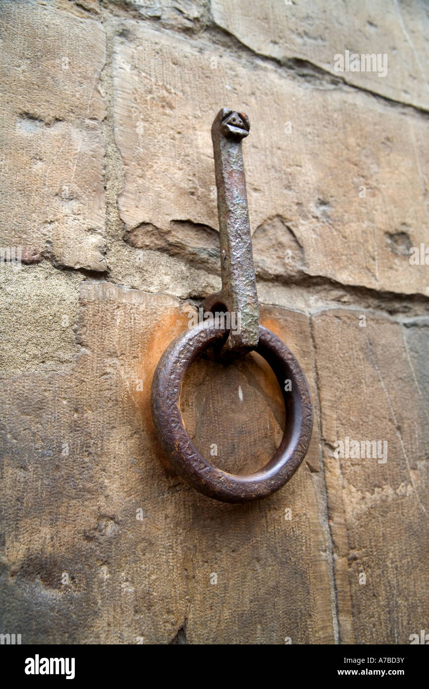 Antica anello in acciaio una volta utilizzate per legare le merci e gli animali giù ora decora la parete sul Ponte Vecchio a Firenze Italia Foto Stock