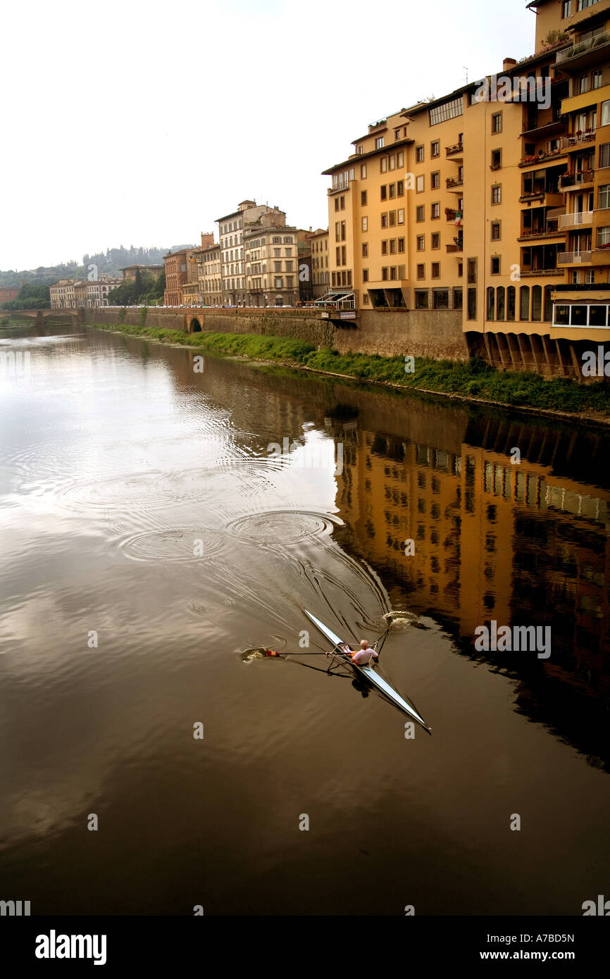 Lone diportista più righe il suo guscio lungo il fiume Arno a Firenze Italia Foto Stock